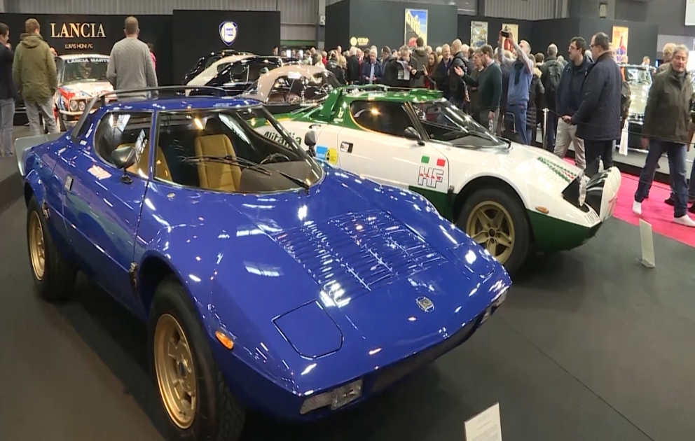 De nombreuses voitures s’exposent au Salon Rétromobile à Paris