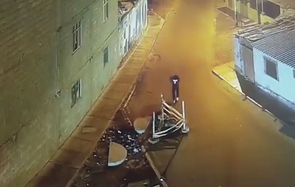 Telefona baxan piyada kanalizasiya quyusuna düşdü