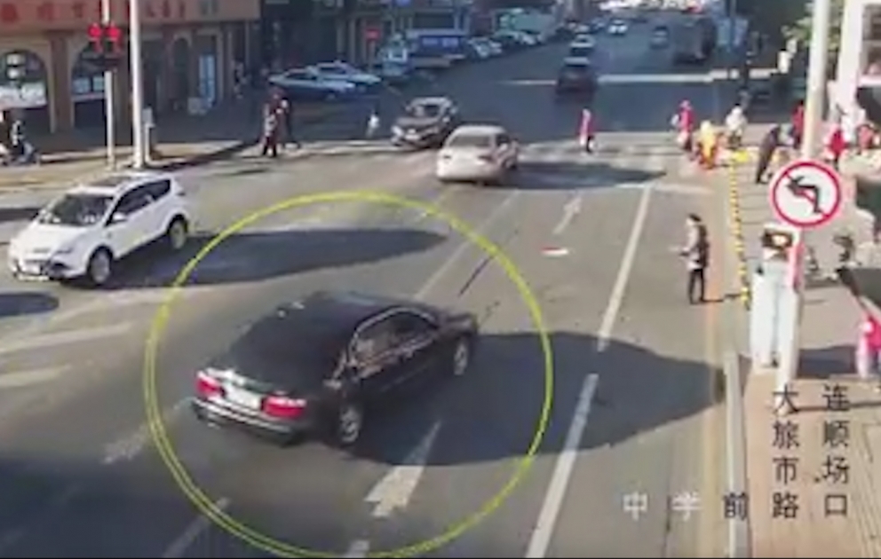 Large wad of cash thrown on street, passersby give it to police
