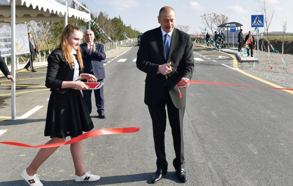 Präsident Ilham Aliyev weiht neu gebaute Automobilstraße ein