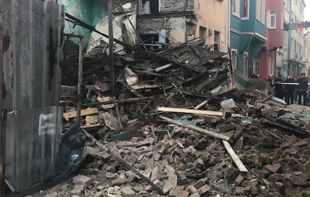 İstanbulda bina çöküb