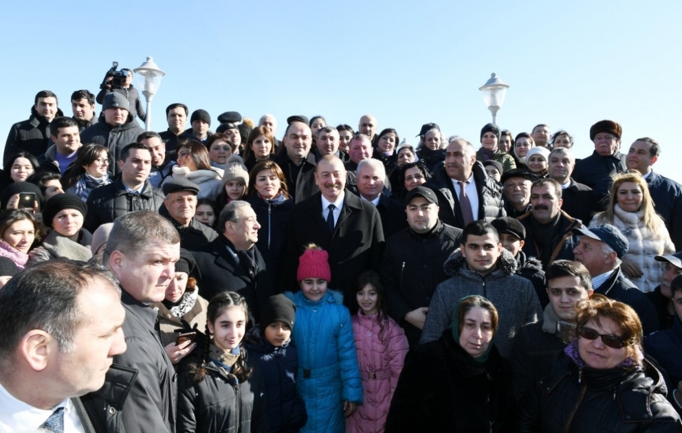 President Ilham Aliyev met with city residents at seaside boulevard in Sumgayit