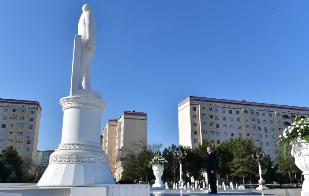 Le président Ilham Aliyev se recueille devant le monument d’Heydar Aliyev à Soumgaït