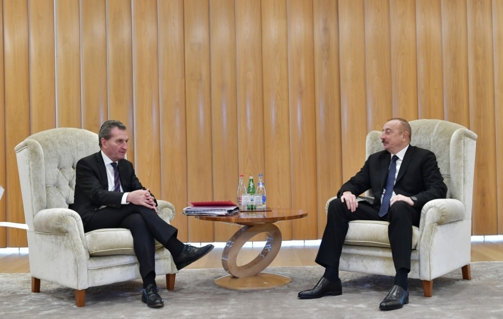 Präsident Ilham Aliyev trifft sich mit EU-Kommissar für Finanzplanung und Haushalt