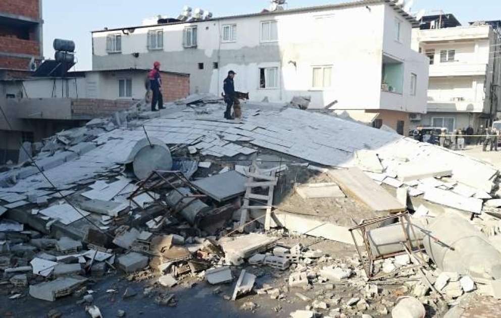 Türkiyənin Mersin şəhərində bina çöküb