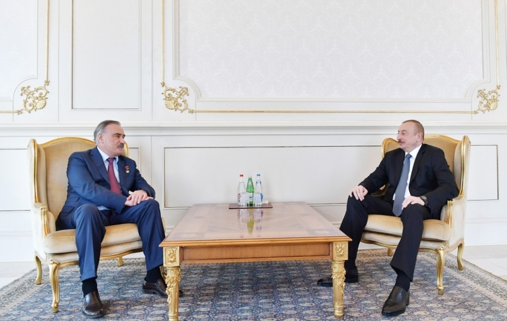 Präsident Ilham Aliyev empfängt den Helden der Sowjetunion, Generalleutnant Ruslan Auschew