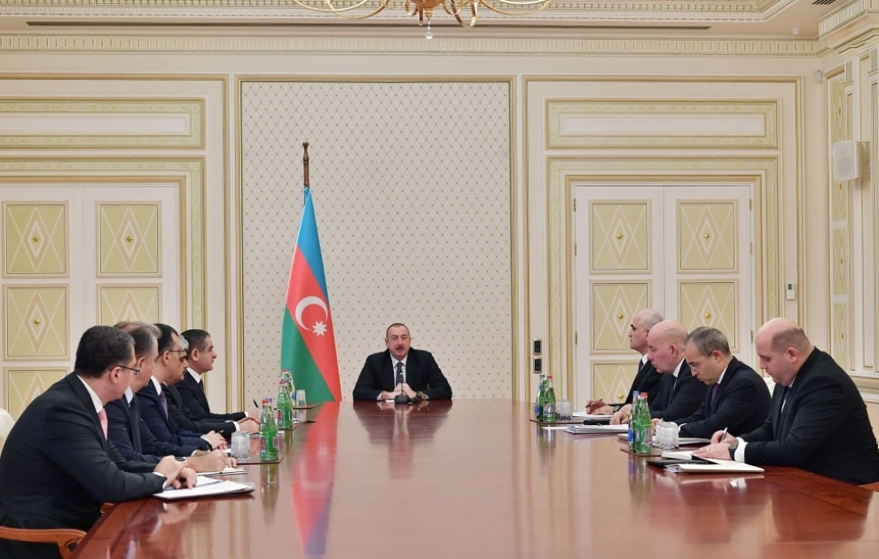 Une réunion consacrée aux affaires économiques et sociales s’est tenue auprès du président Ilham Aliyev