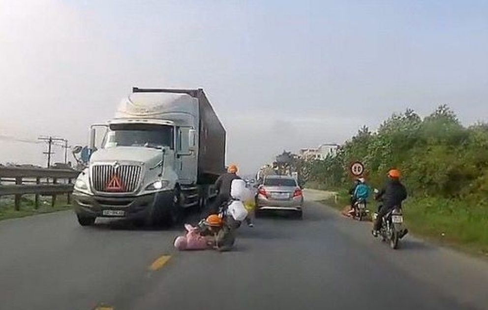 Ana ilə övladı yük maşınının altından sağ çıxdı - Vyetnamda