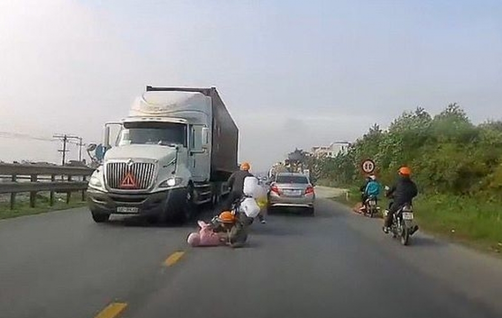 Mom saved the child from the truck wheels
