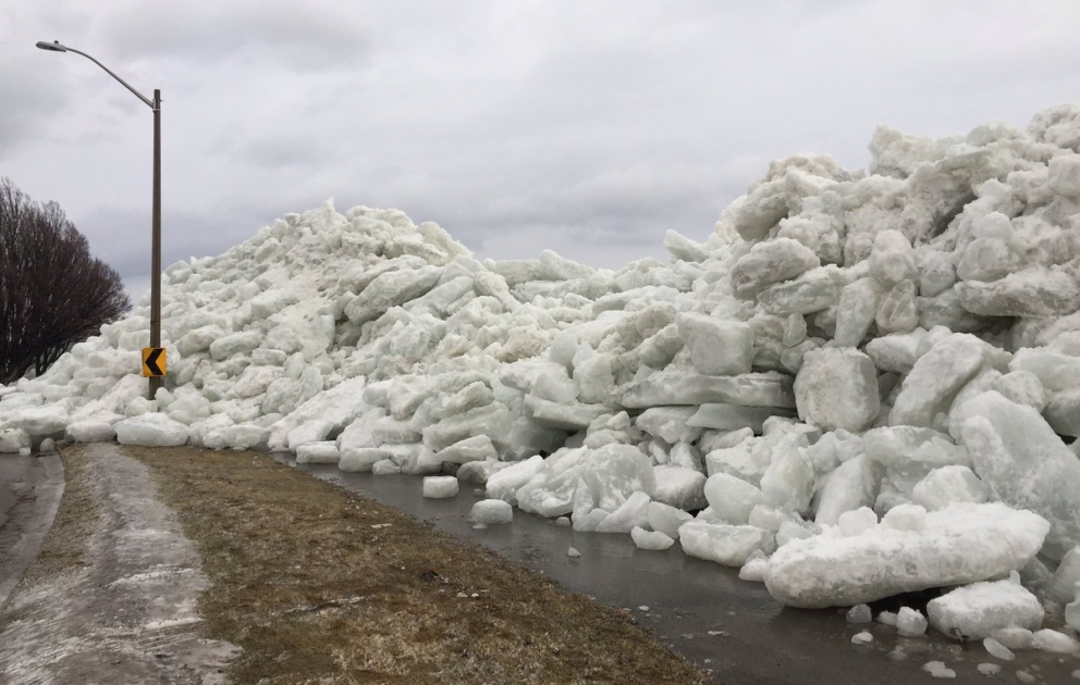 'Ice tsunami' forms in Ontario near Lake Erie