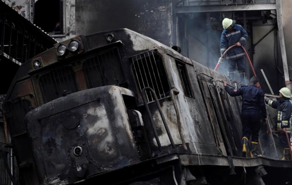 В Каире поезд сошел с рельсов и загорелся