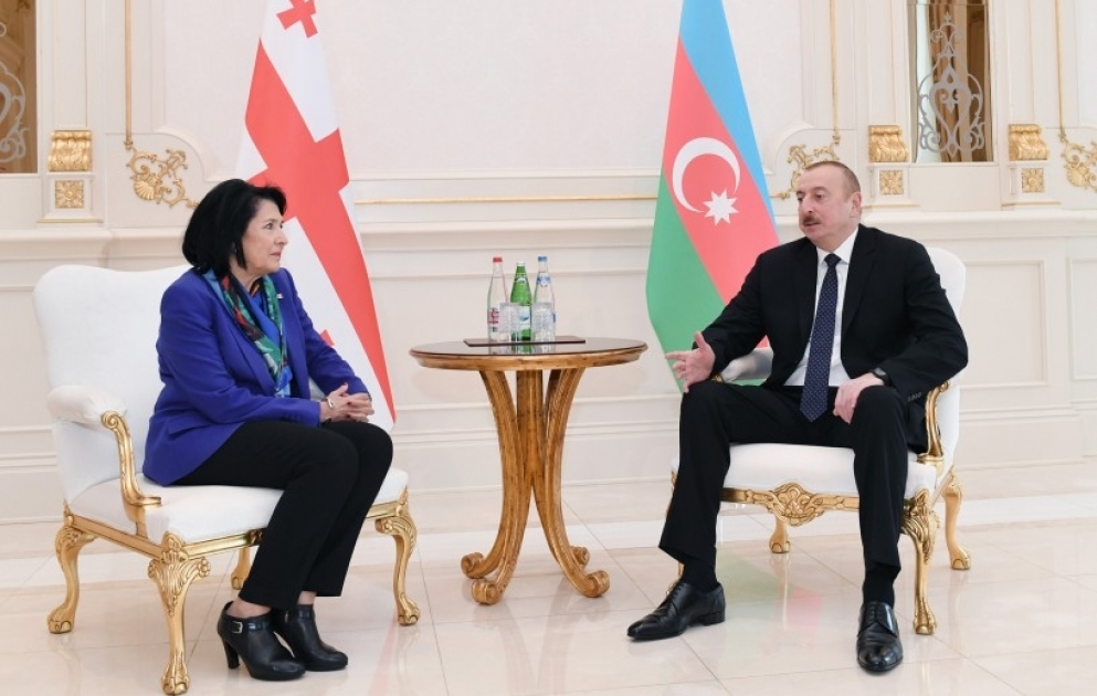 Präsident Ilham Aliyev und Präsidentin Salome Surabischwili treffen sich unter vier Augen