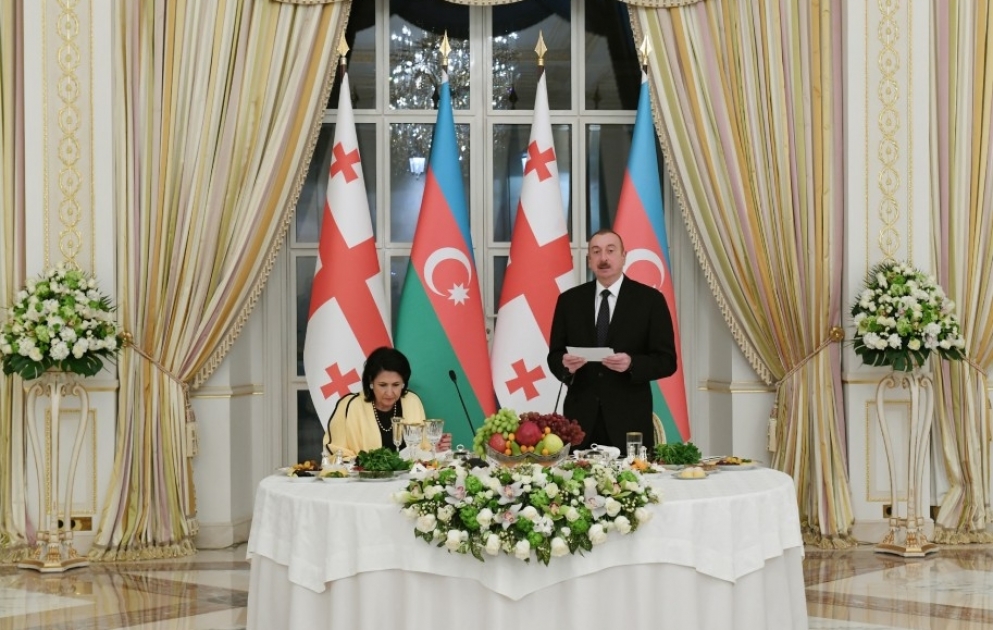 En l'honneur de l'hôte de marque