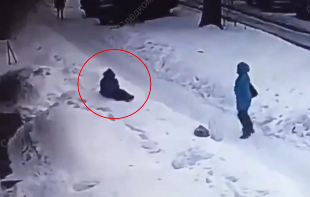 В Рязани глыба льда едва не убила малыша