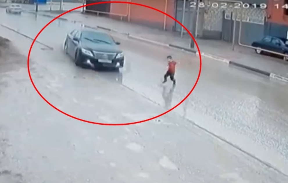 Uşaq maşının altında əzilməkdən son anda xilas oldu
