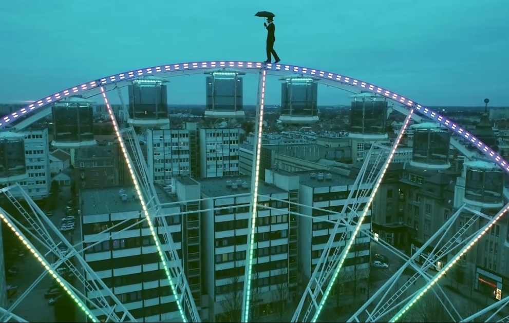 Çətirli adam yenə təəccübləndirdi