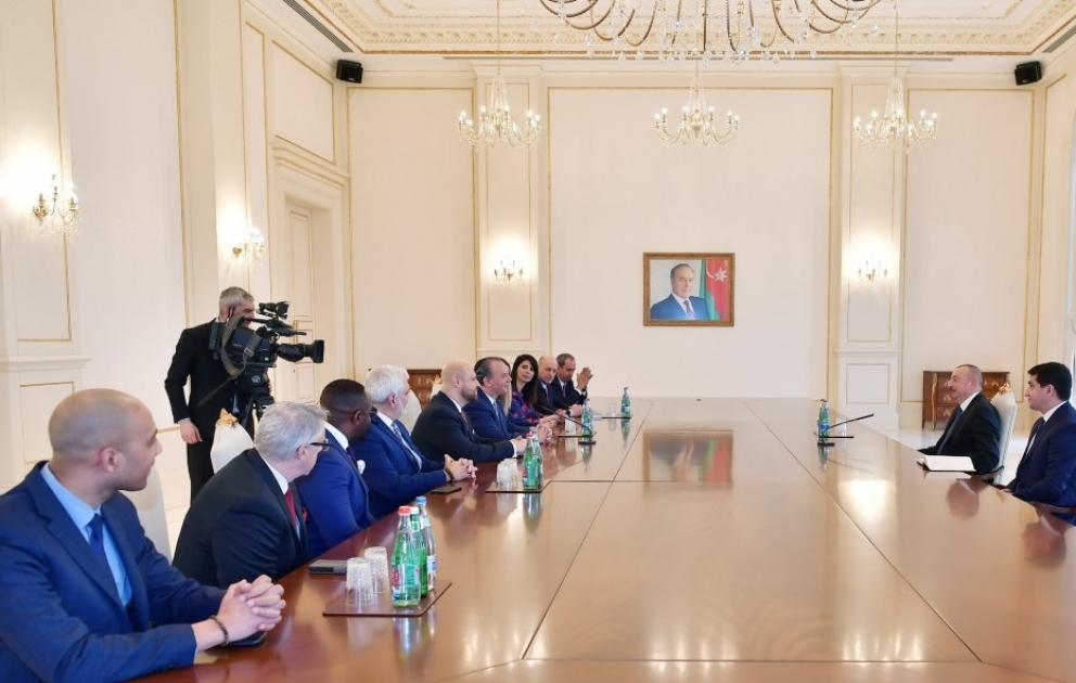 Le président Ilham Aliyev reçoit une délégation menée par le président de la Fondation américaine pour la compréhension ethnique