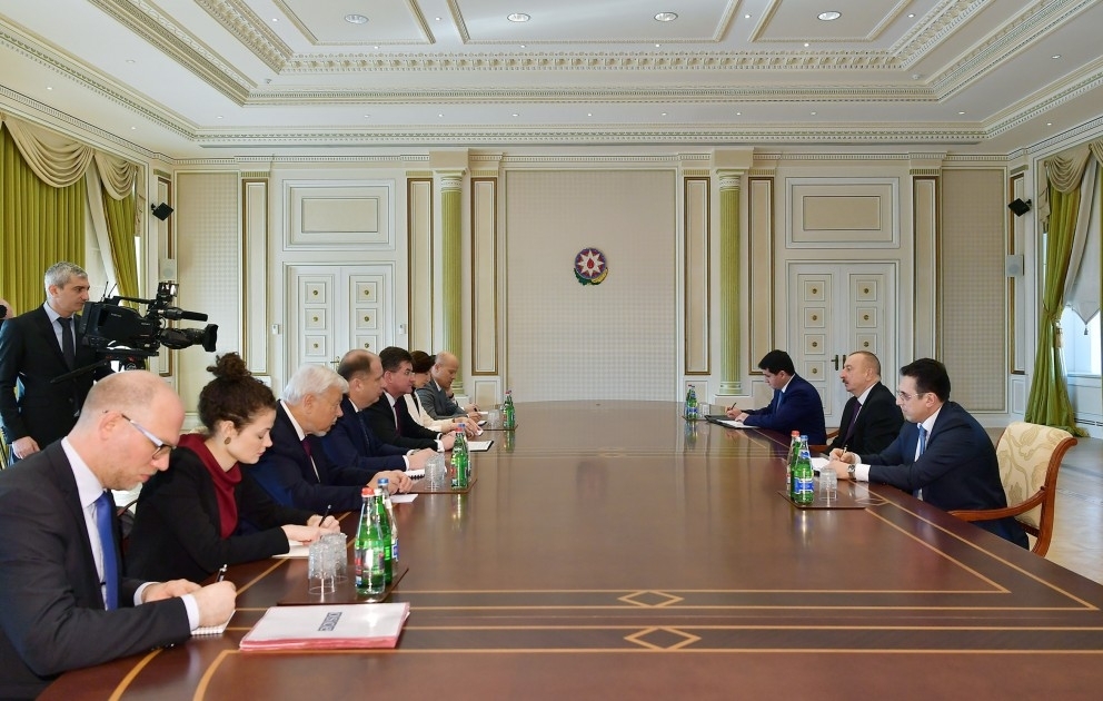 Präsident Ilham Aliyev empfängt Delegation um amtierenden OSZE-Vorsitzenden