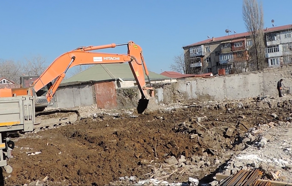 Şamaxıda zəlzələ zamanı evləri qəzalı vəziyyətə düşmüş sakinlər üçün çoxmənzilli bina tikilir
