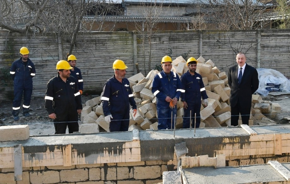 Le président Ilham Aliyev prend connaissance des travaux réalisés pour éliminer les conséquences du séisme à Aghsou