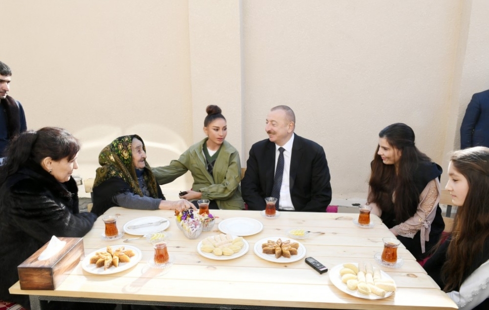 Staatspräsident Ilham Aliyev und First Lady Mehriban Aliyeva zu Besuch in Schamachi Region