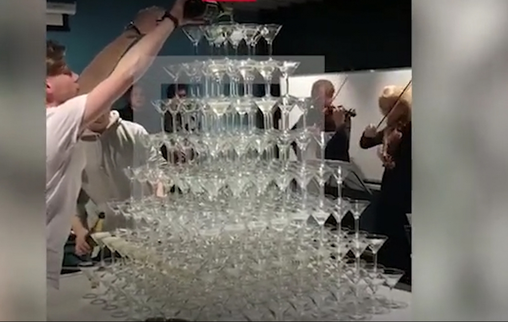Barmen 8 mart münasibəti ilə qurulan bakal piramidaları sındırdı