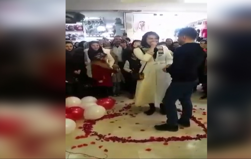 İranda ictimai yerdə evlilik təklifi maraqla qarşılanıb