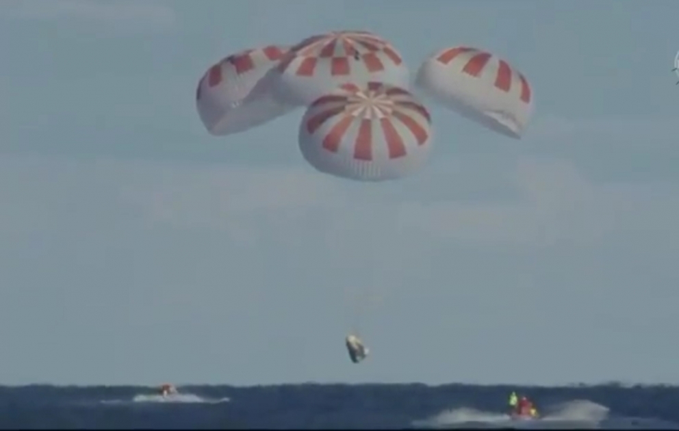Спуск космического корабля Crew Dragon в океан попал на видео