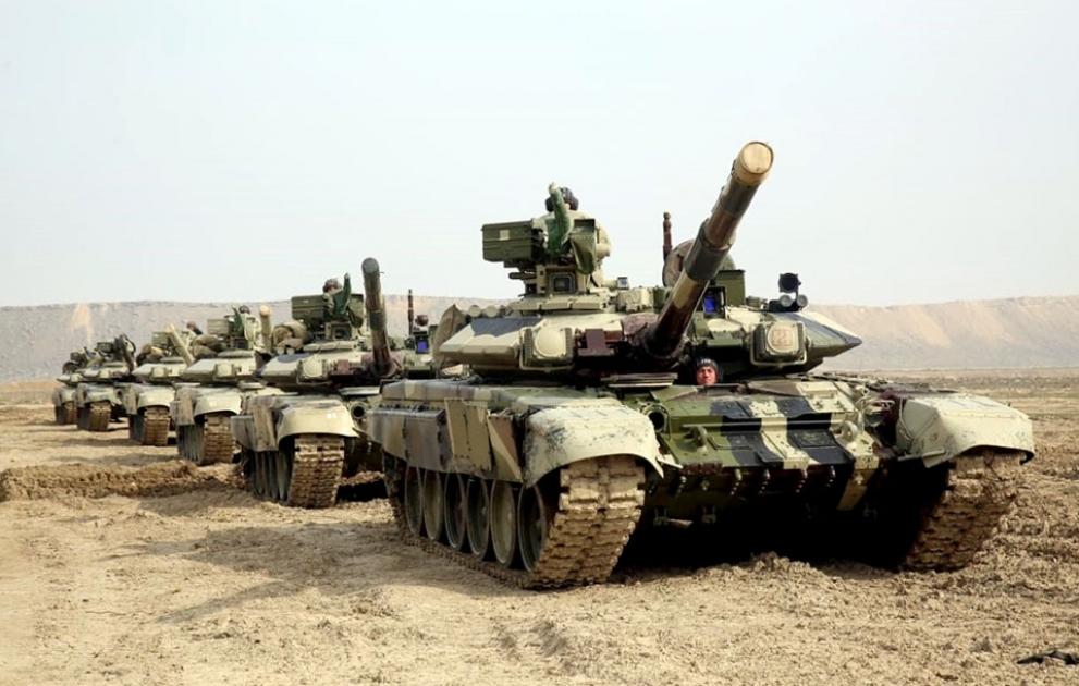 Təlimə cəlb edilmiş tank bölmələri tapşırıqları yerinə yetirirlər