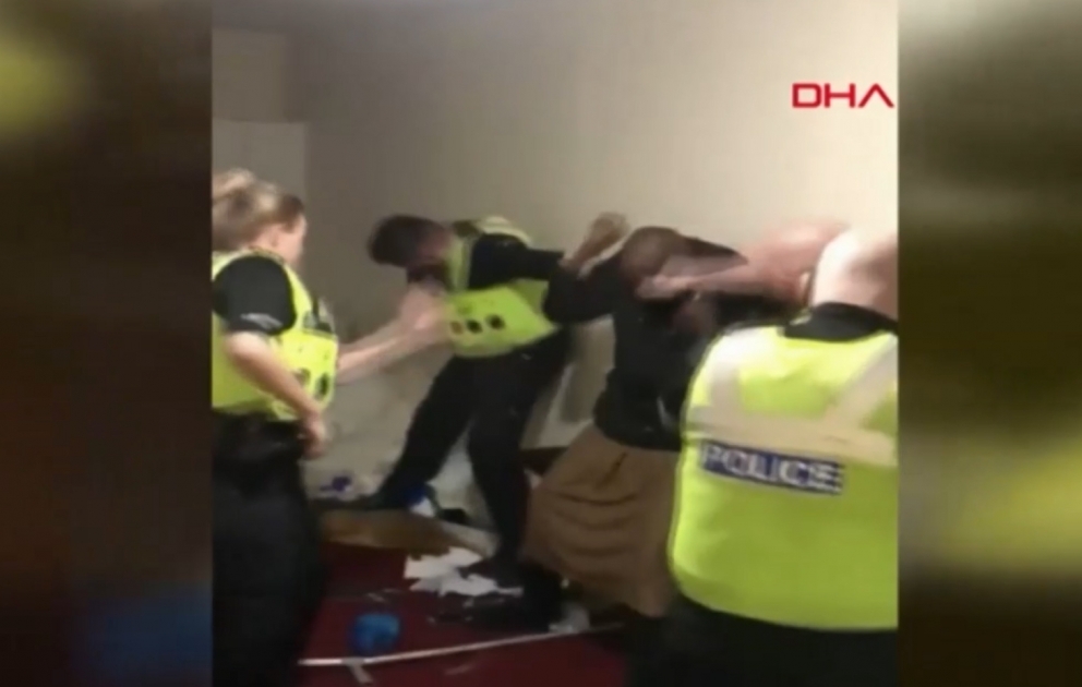 İngilis polisinin qaradərili gənci döydüyü anın videosu