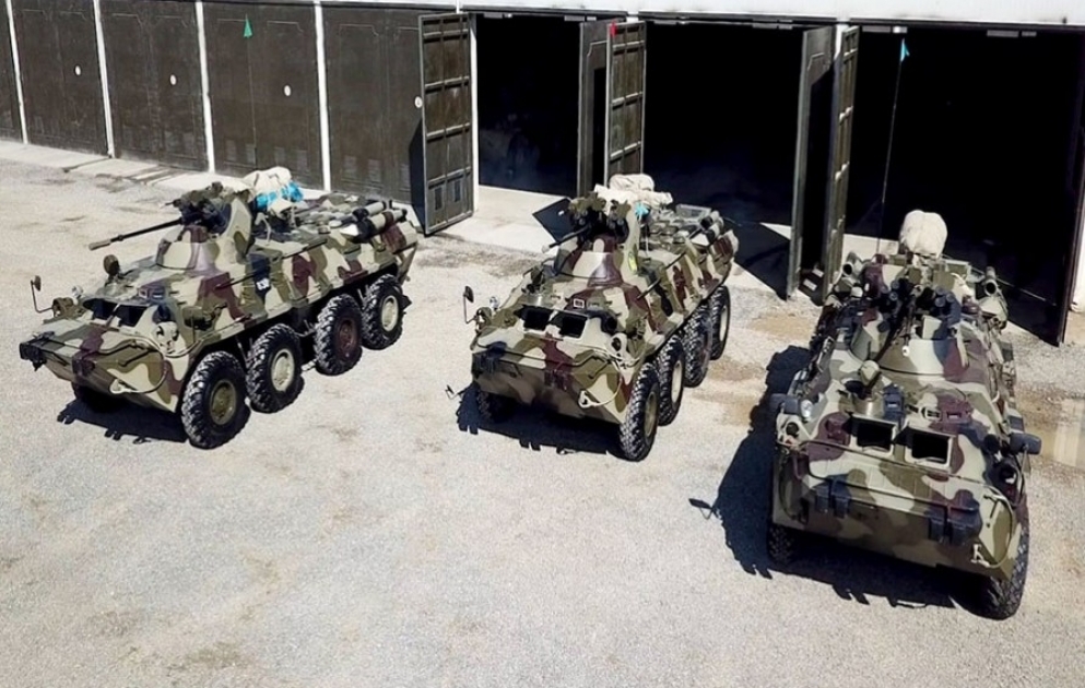 Am Militärmanöver teilnehmende Truppen sind unterwegs in Richtung Operationsgebiet