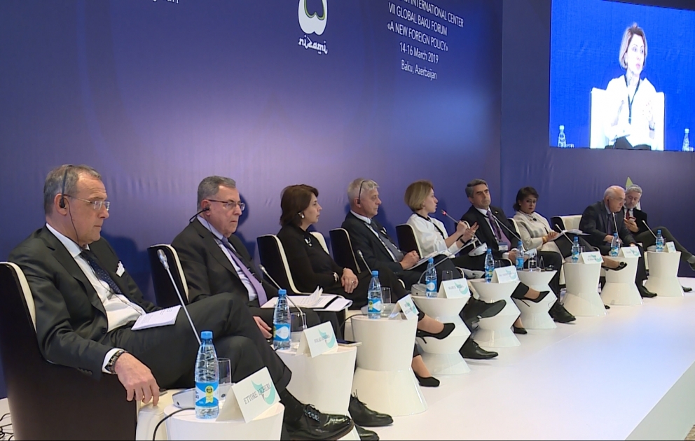 VII Qlobal Bakı Forumunun üçüncü panel iclası: “Bu, qloballaşmanın sonudurmu?”