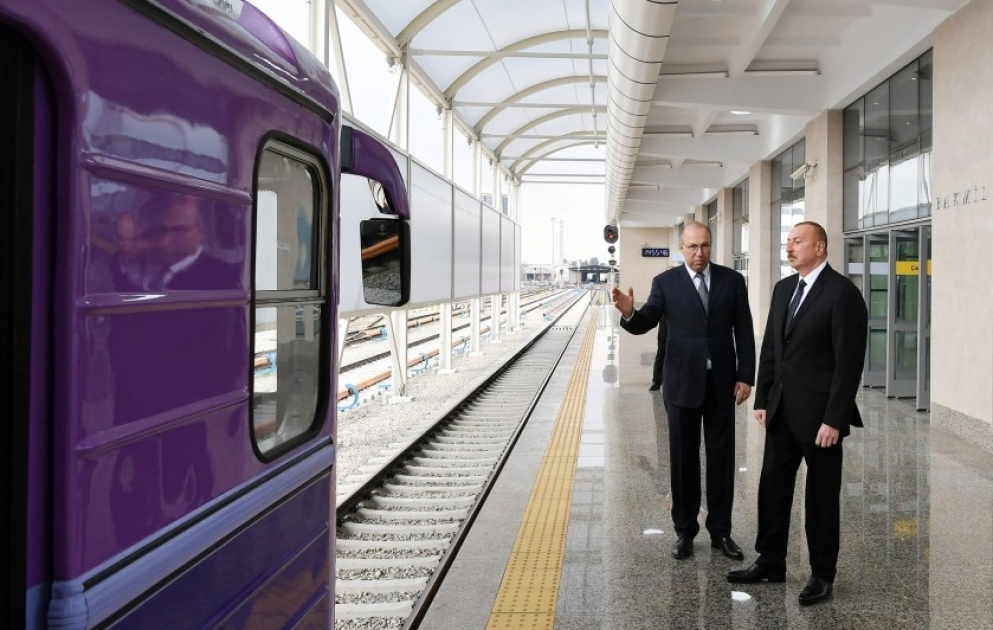 Prezident İlham Əliyev Bakı Metropoliteninin əsaslı şəkildə yenidən qurulan “Bakmil” stansiyasında yaradılan şəraitlə tanış olub