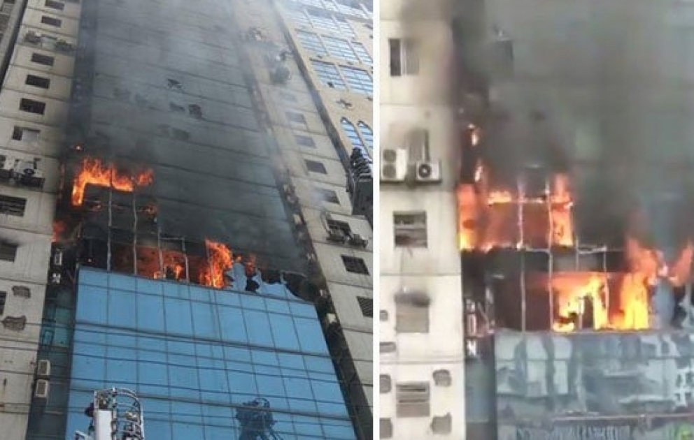 Пожар вспыхнул в небоскребе в Дакке, люди прыгают из окон