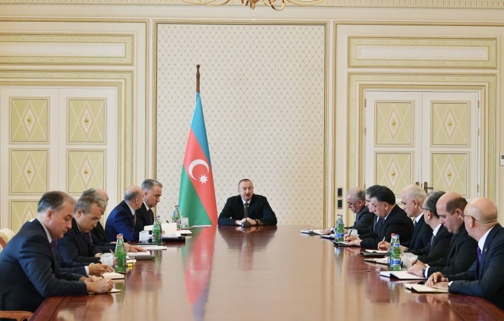 Le président Ilham Aliyev tient une réunion à la suite de l’incendie survenu dans un centre commercial à Bakou