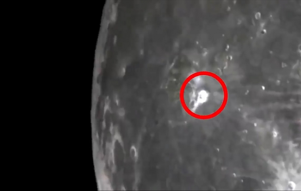 Ay səthində uçan naməlum obyekt videoya düşüb
