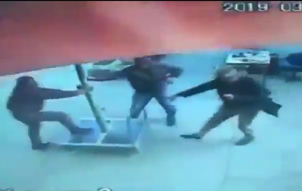 Külək bir şəxsi çimərlik zontu ilə birlikdə apardı