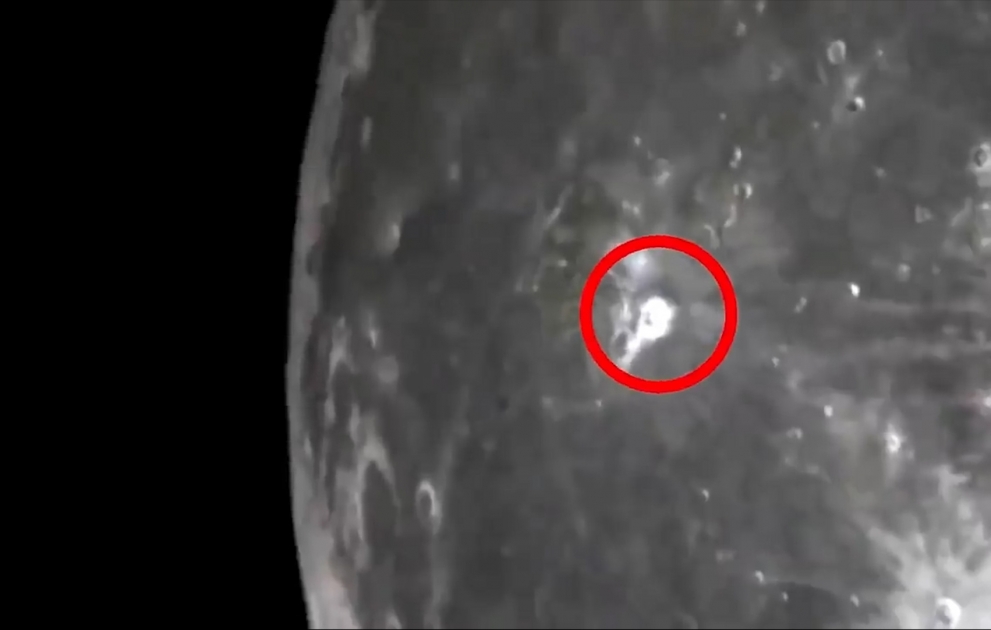 Unbekanntes Objekt fliegt am Mond vorbei