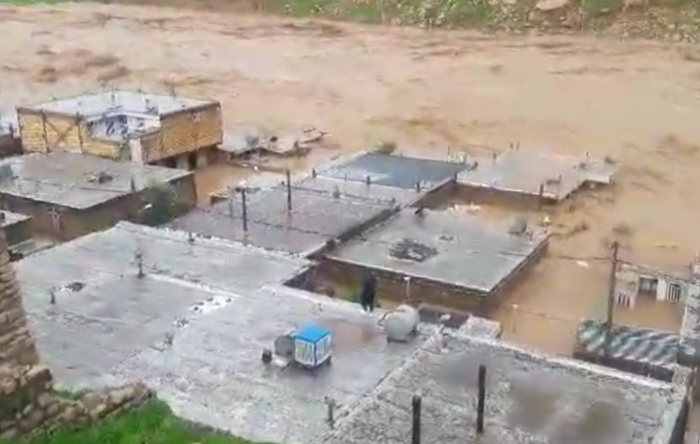 İranda 150 mindən artıq insan evləri boşaldır