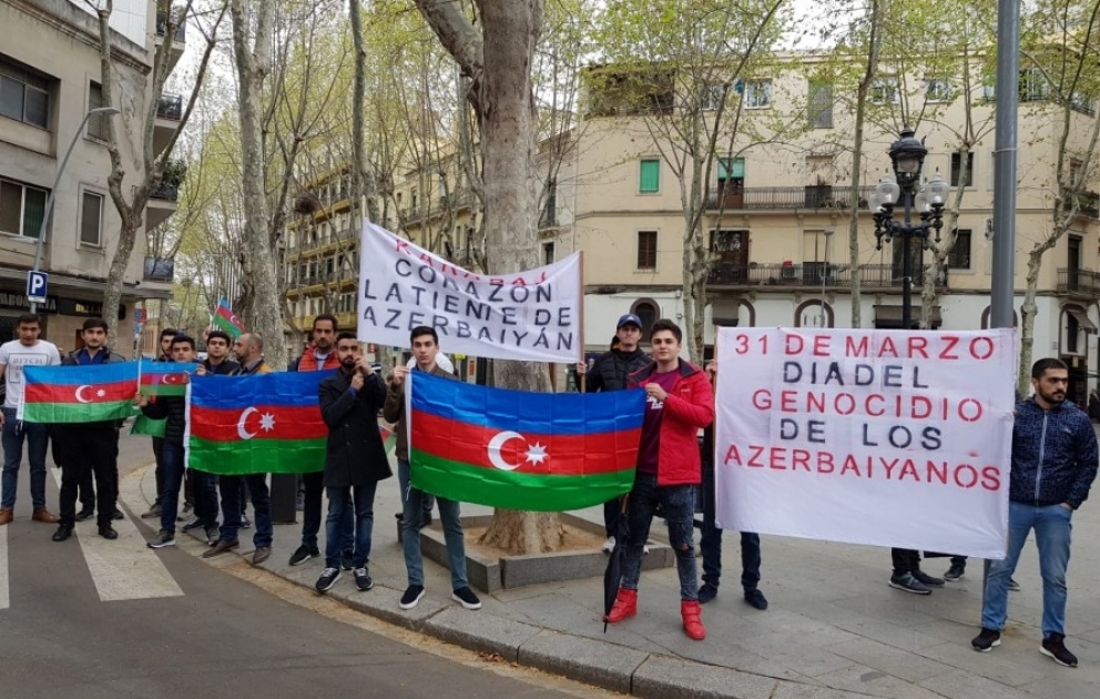 Barselonada azərbaycanlılar erməni təxribatına qarşı etiraz aksiyası keçiriblər