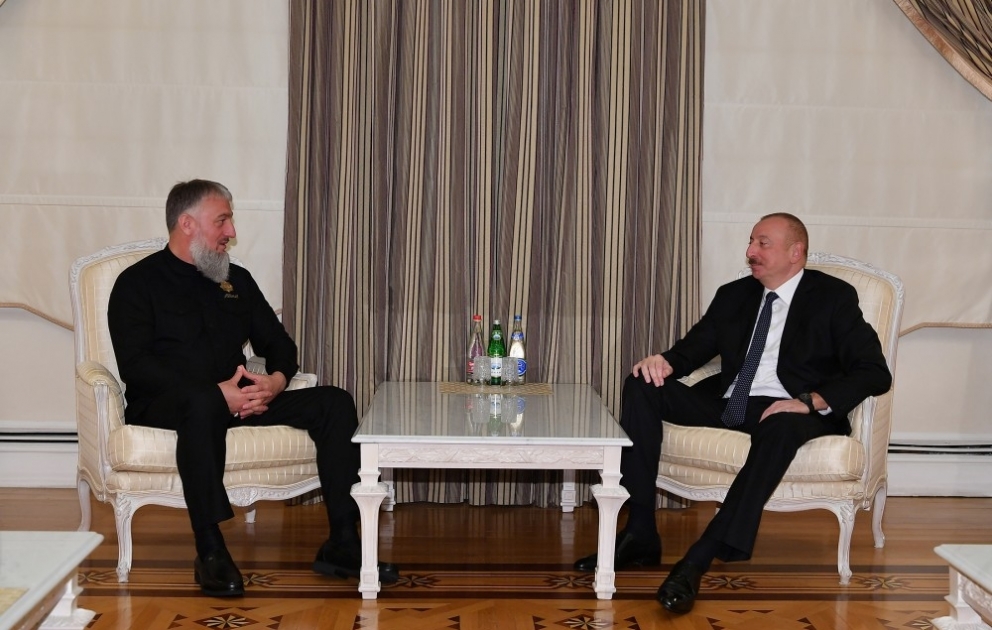 Präsident Ilham Aliyev empfängt Berater von Präsident Tschetscheniens