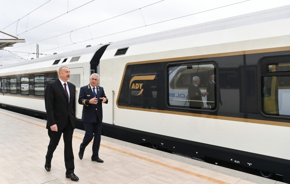 Prezident İlham Əliyev Bakı-Tbilisi-Qars dəmir yolu xəttində hərəkət edəcək sərnişin qatarı ilə tanış olub