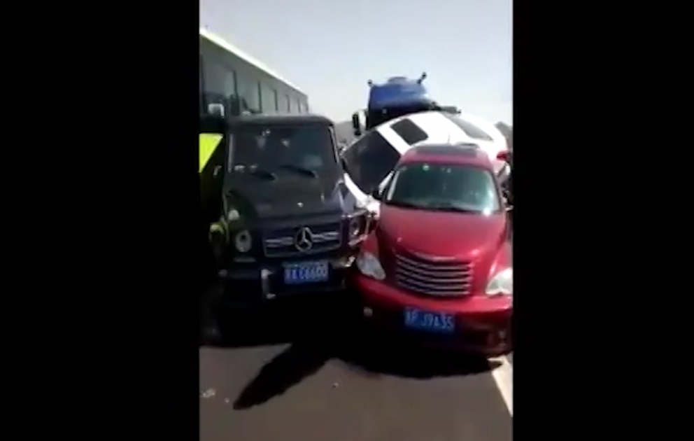 В Пекине на скоростной трассе столкнулись 16 машин