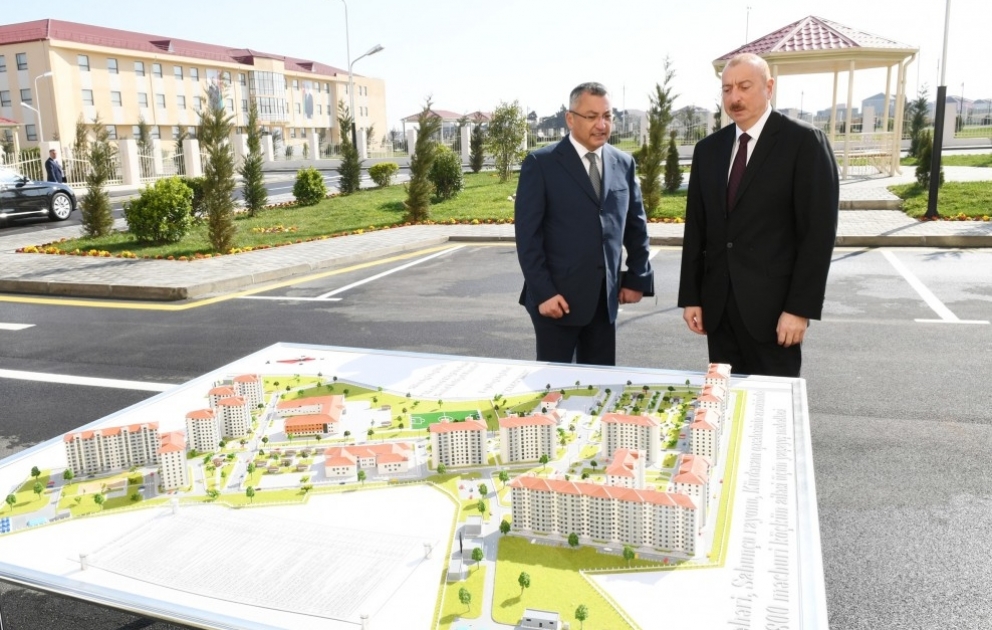 Bakının Kürdəxanı qəsəbəsində məcburi köçkün ailələri üçün yeni yaşayış kompleksinin açılışı olub 
 Prezident İlham Əliyev açılışda iştirak edib