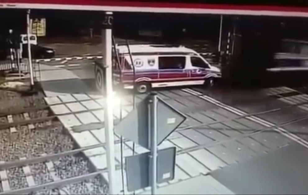 Поезд протаранил машину скорой помощи в Польше