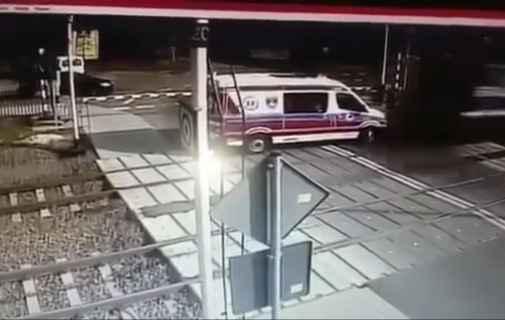 Un train a percuté à toute vitesse une ambulance en Pologne