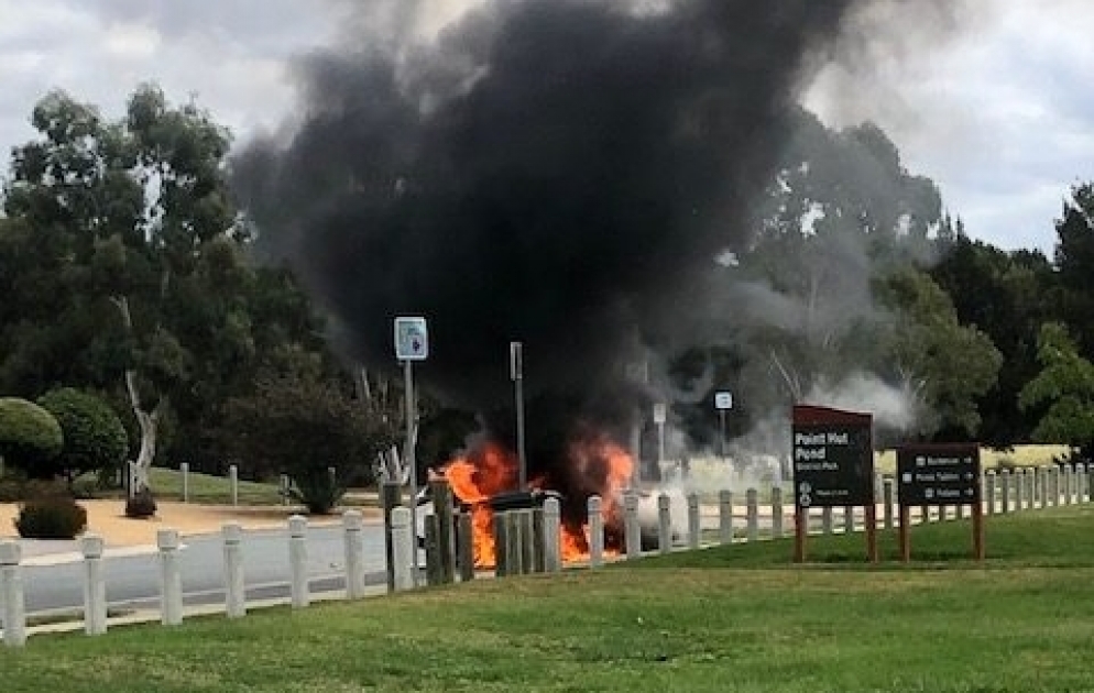 Les enfants ont été sauvés au dernier moment de la voiture en flammes