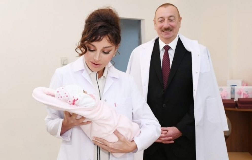 Le couple présidentiel rend visite aux parents de la dix millionième habitante du pays
