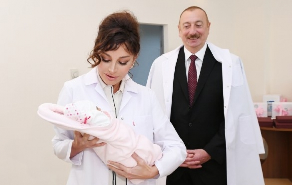 Präsident Ilham Aliyev und First Lady Mehriban Aliyeva besuchen Perinatalzentrum