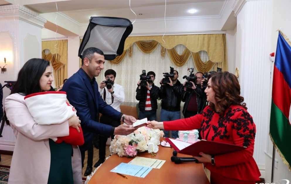 Birth certificate presented to parents of Azerbaijan’s 10 millionth citizen